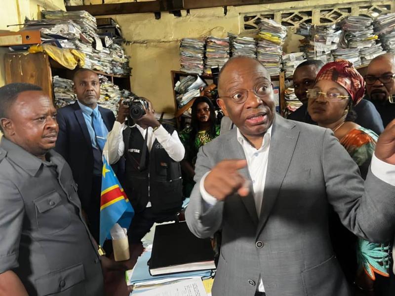 Le ministre Guillaume Ngefa constate des conditions de travail indignes, à Kinkole, dans la ville de Kinshasa