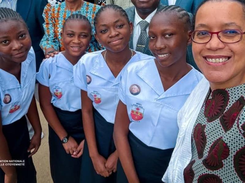 Selfie de la ministre Raïssa Malu avec quelques élèves filles de la RDC [photo d’illustration]