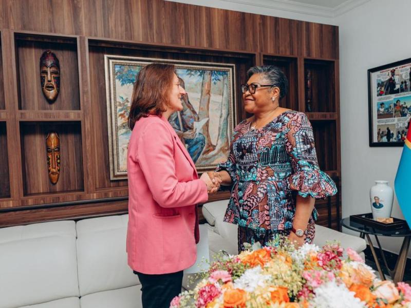 La Première ministre Judith Suminwa et Cynthia Pinet, productrice du film Muganga