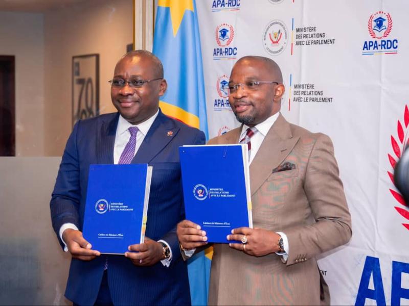 Le ministre de la Formation professionnelle Marc et Ekila et celui de relations avec les parlements Guy Loando Mboyo