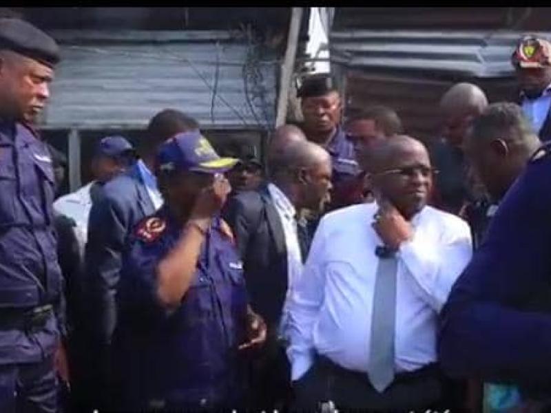 Le VPM de l'intérieur Jacquemain Shabani et les familles des policiers victimes de l'incendie au camp Kabila