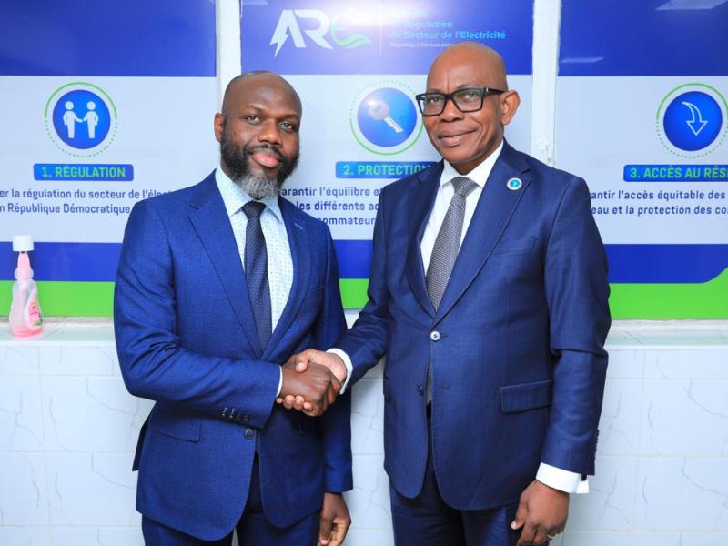 Poignée de main entre Me Marco Kuyu, DGA de l'ARE et Désiré Armand Ndemazongo, Directeur de l'Énergie de CEEAC