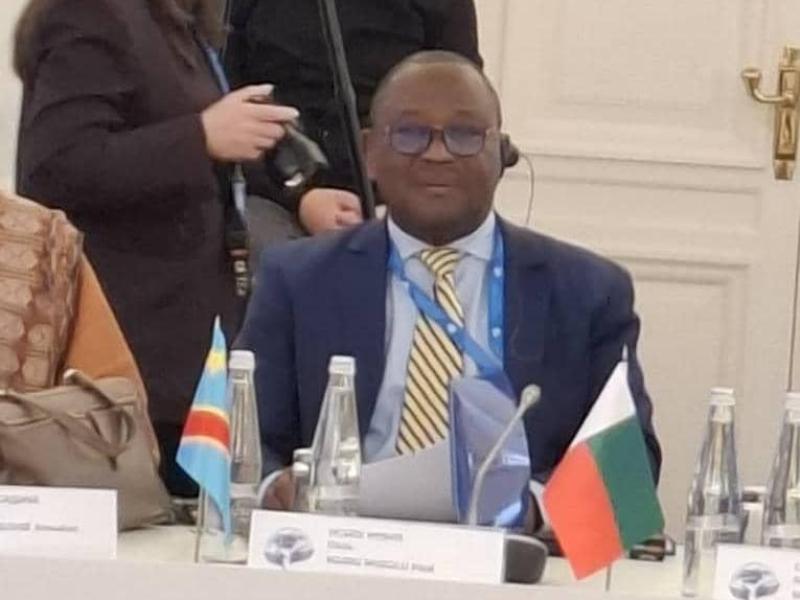 Paul Nsapu intervenant, à Moscou, à une conférence mondiale consacrée à la protection des droits humains à l’ère de la numérisation