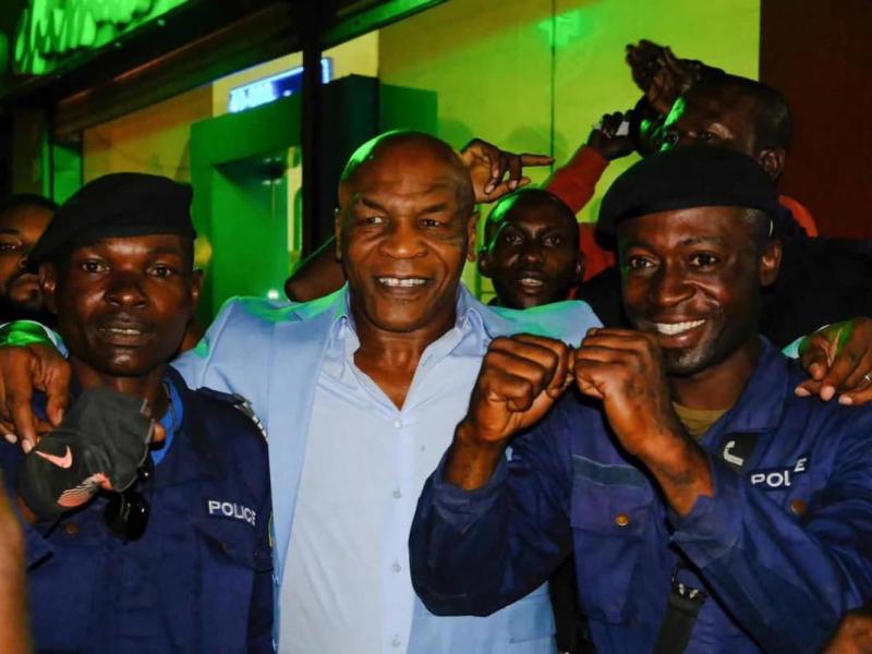 Le boxeur américain Mike Tyson, et deux éléments de la police nationale congolaise à Kinshasa. [Photo d'illustration]