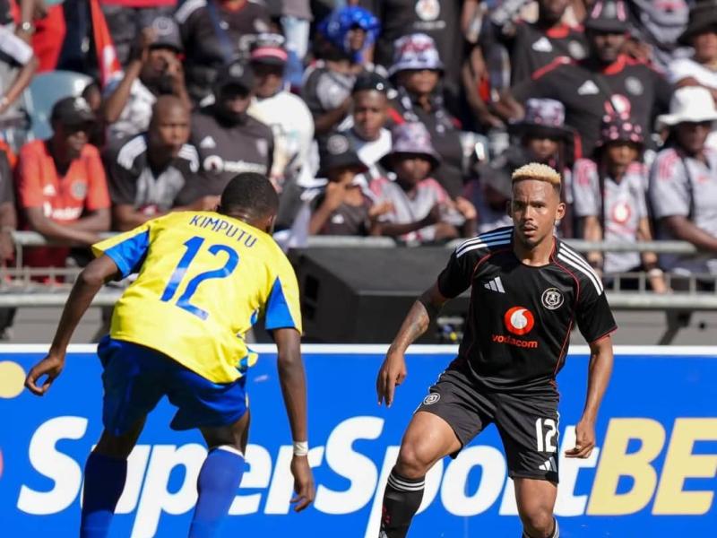 Un défenseur de Lupopo en duel avec un joueur d'Orlando Pirates à Johannesburg.