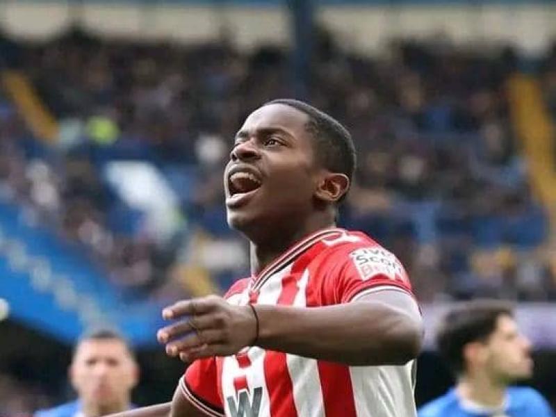 Noah Sadiki en pleine célébration après la victoire de Sunderland à Chelsea.