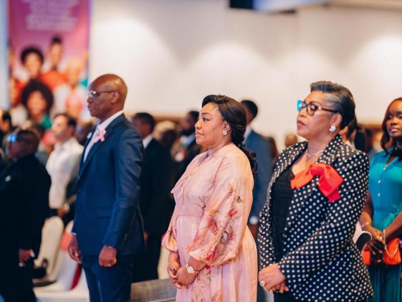 Photo profil La Première Ministre, Judith Suminwa, pose avec la Première dame Denise Nyakeru, et le ministre de la Santé Roger Kamba, lors du lancement de la Table ronde nationale contre les cancers féminins
