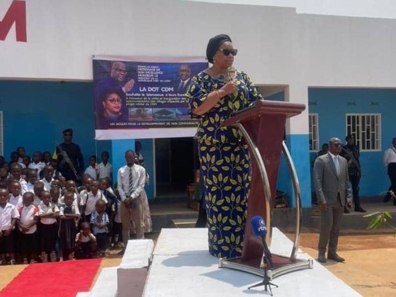 La ministre Eve Bazaiba inaugure à Lubumbashi une école construite grâce à la dotation minière de 3 %