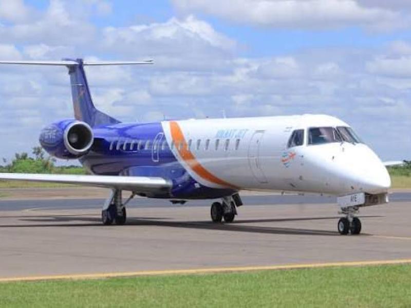 Un avion Mwant Jet en pleine manœuvre sur le tarmac de l’aéroport international de Ndjili