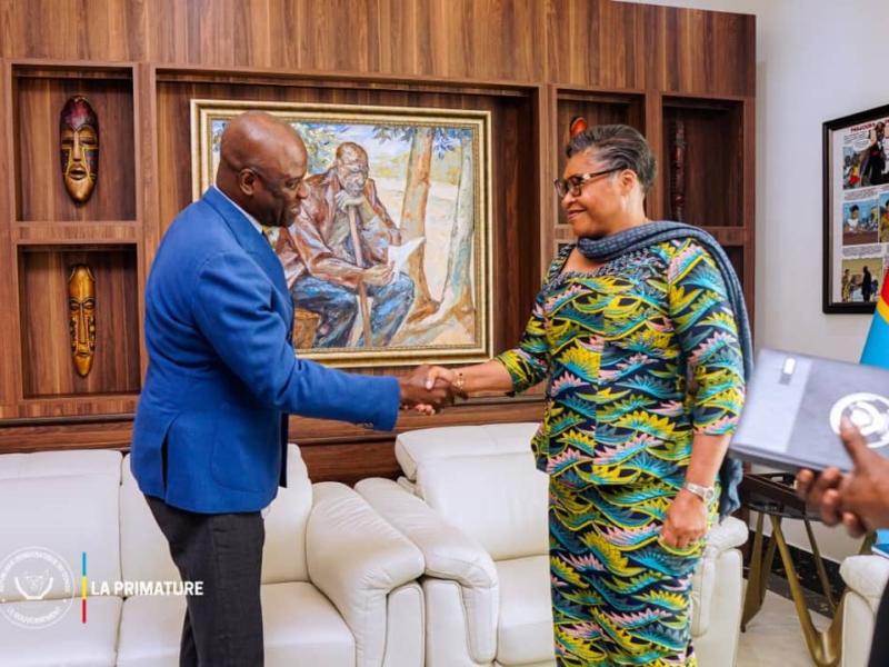 Poignée de main entre la Première Ministre de la RDC, Judith Suminwa Tukuka, et Dr. John Agbor, Représentant de l'UNICEF en RDC