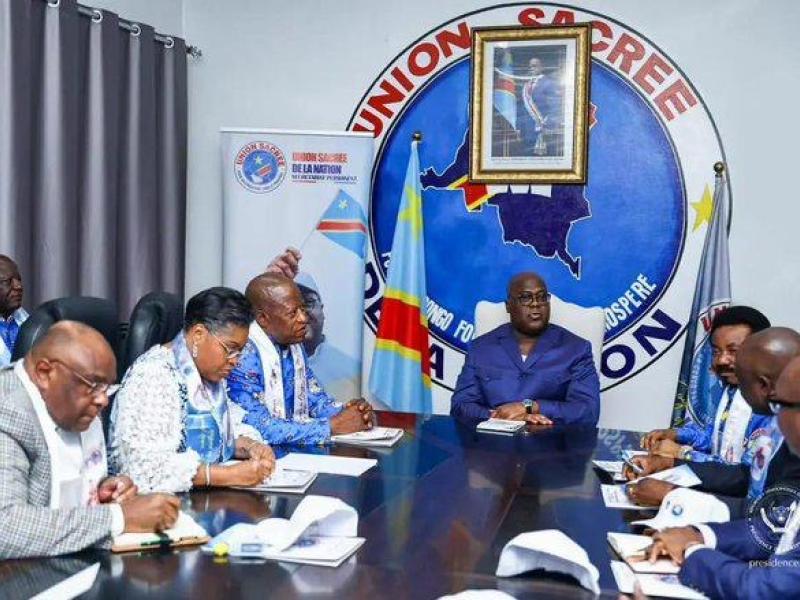 Félix Tshisekedi entouré des quelques membres de l'Union sacré dont le Professeur André Mbata