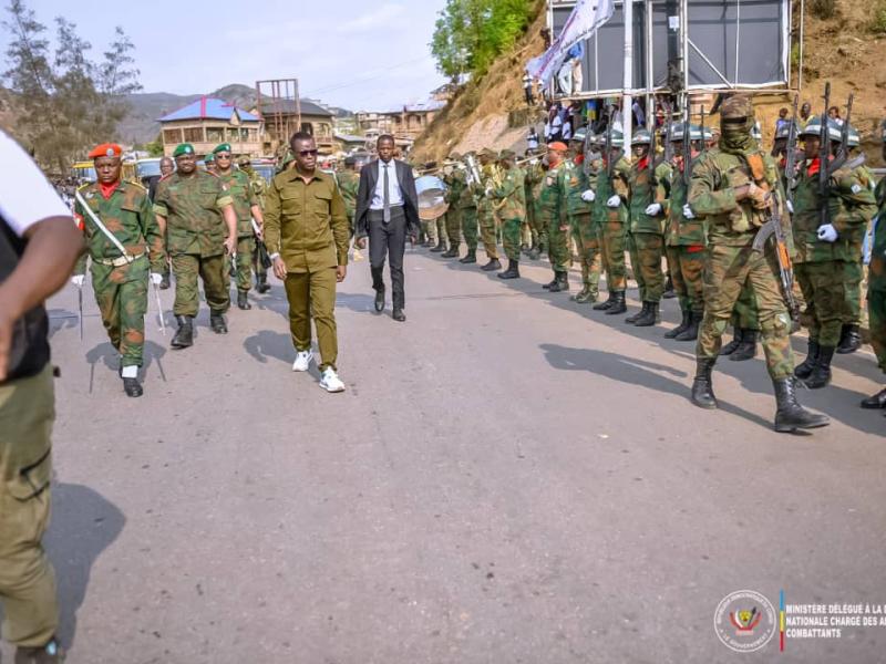 Le Ministre délégué à la défense nationale Eliezer Ntambwe recevant les honneurs militaires, lors de son arrivée à Matadi, au Kongo central, lundi 27 octobre 2025
