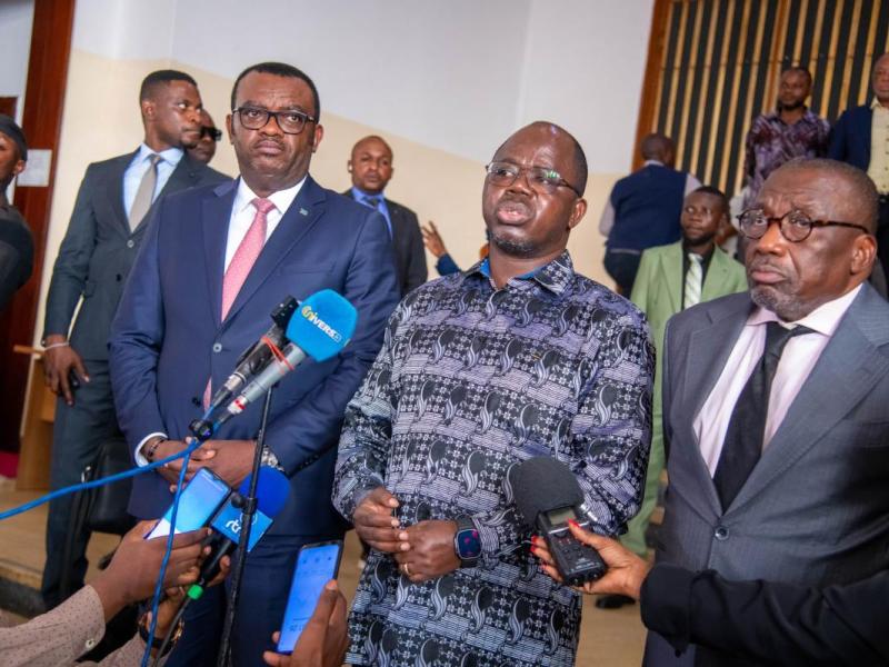 JP Lihau, Tshilumbayi et Djoli après une réunion mettant fin à la grève des agents administratifs à l’AN [photo d’illustration]