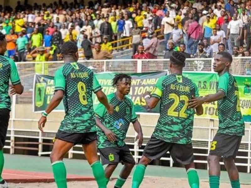 Les joueurs de l'AS VClub en pleine célébration d'un but.