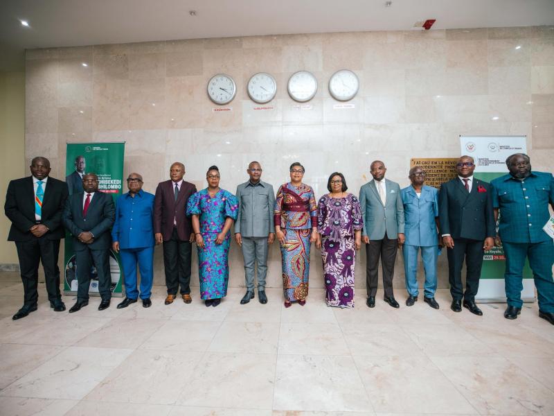 La Première Ministre Judith Suminwa pose avec quelques membres du gouvernement et le Secrétaire général de la Primature