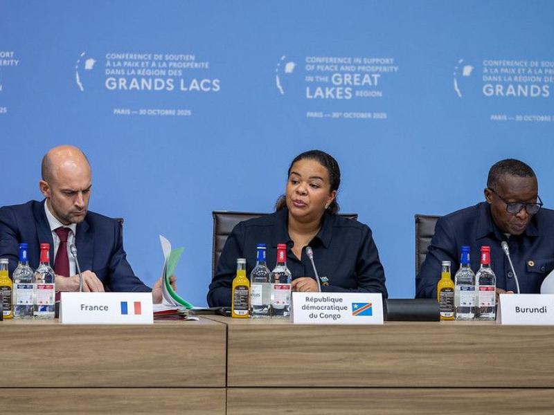 De gauche à droite, ministre français des affaires étrangères, la VPM congolaise des affaires étrangères et le ministre togolais des affaires étrangères.