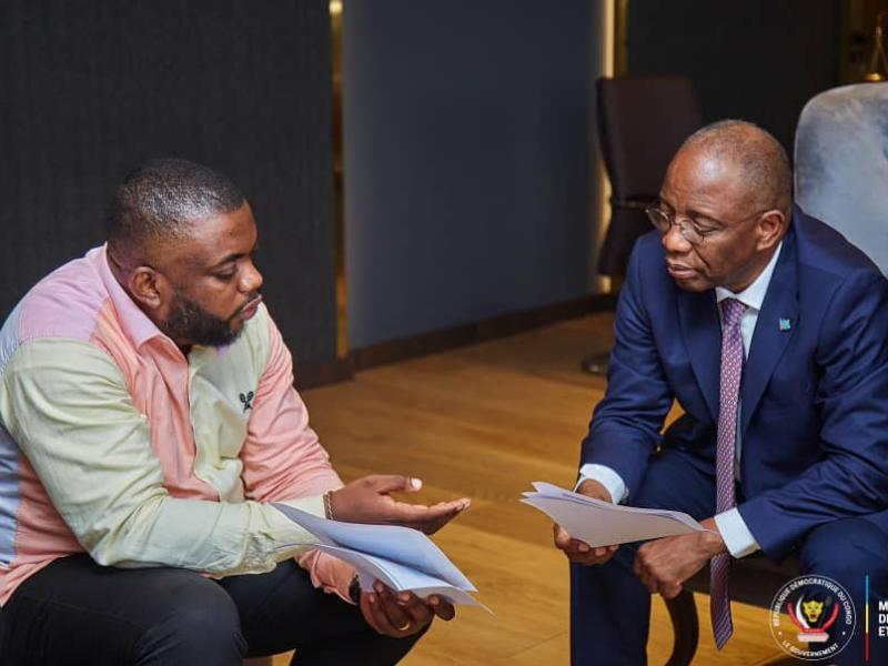 Le ministre de la justice Guillaume Ngefa et Monsieur Andy Baswe, père de la petite Dahlia victime de l'effondrement du mur du CHK