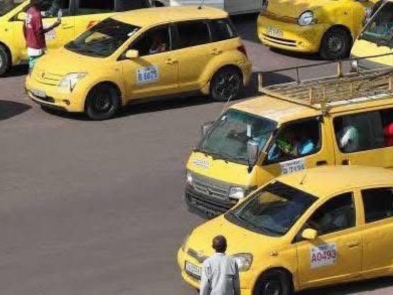 Taxis et taxi bus faisant transport en commun dans la ville de Kinshasa [Photo d’illustration]