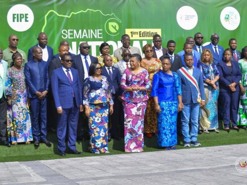 Photo des panelistes et organisateurs de la semaine nationale du climat autour de madame la Ministre Judith SUMINWA et la ministre de l'environnement