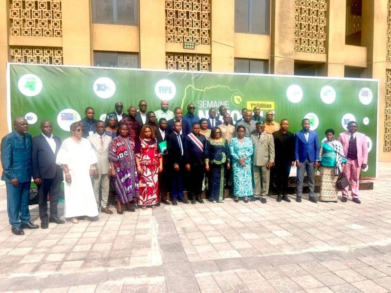 Photo d'illustration : photo d'ebsemble après concertation