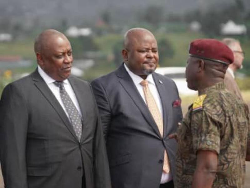 Jean-Jacques Mbungani, Député national, élu de Budjala pose avec Aimé Boji Sangara, unique candidat de l'Union sacrée à la présidence de l'Assemblée nationale