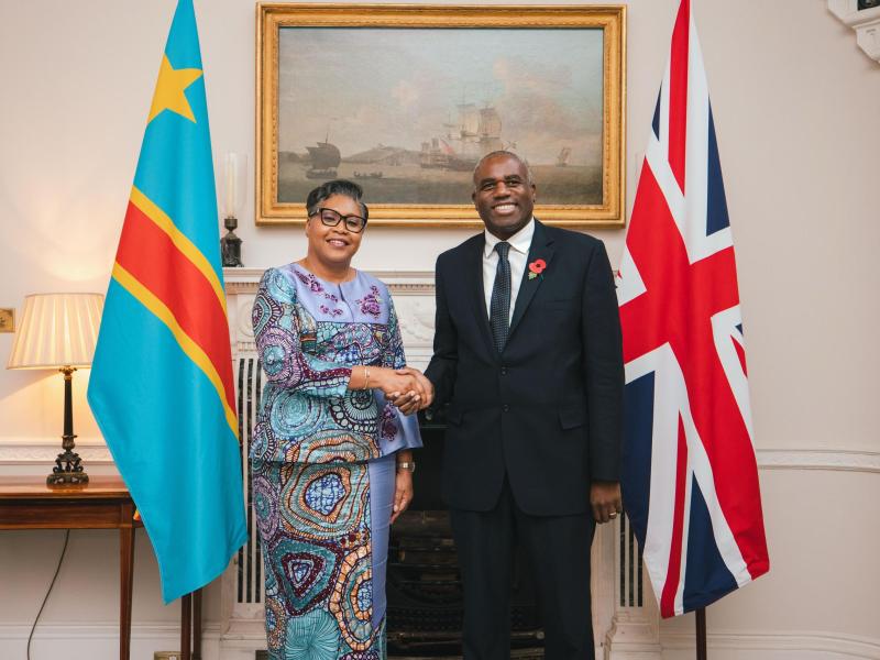 Poignée de main entre la Première Ministre de la RDC, Judith Suminwa Tuluka, et David Lammy, Vice-premier ministre britannique et Secrétaire d'État à la Justice