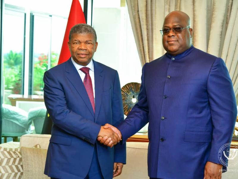 Poignée de main entre Joao Lourenço et Félix Antoine Tshisekedi, respectivement président de l'Angola et de la RDC