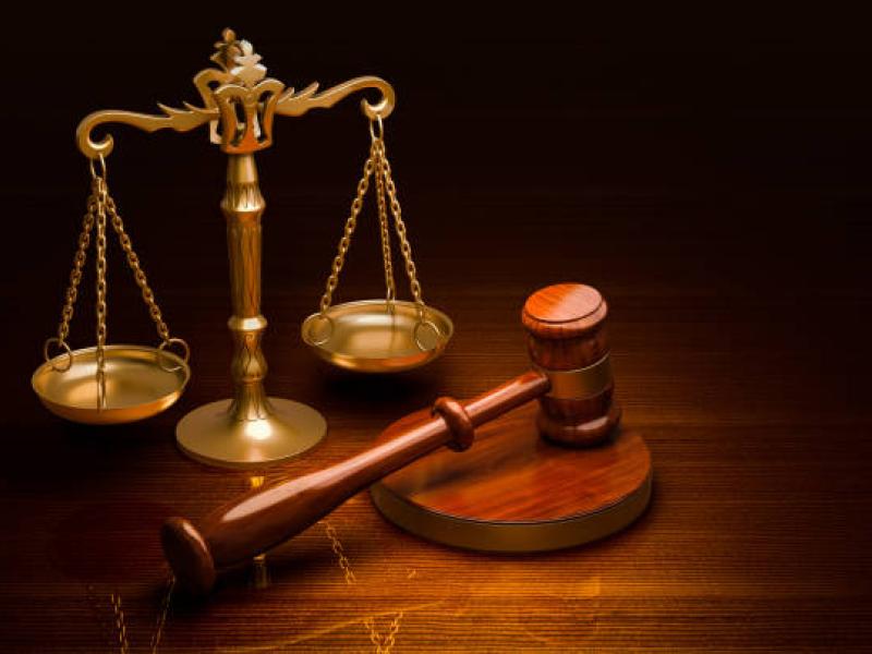 Balance de justice et maillet de juge [photo d’illustration]