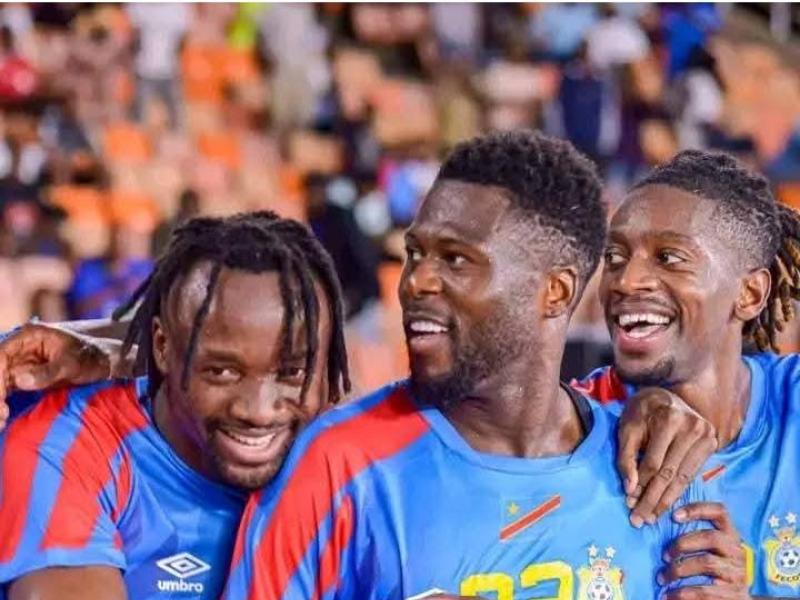 Fiston Mayele, Chancel Mbemba, et Joris Kayembe en pleine célébration d'un but. [Photo d'illustration]
