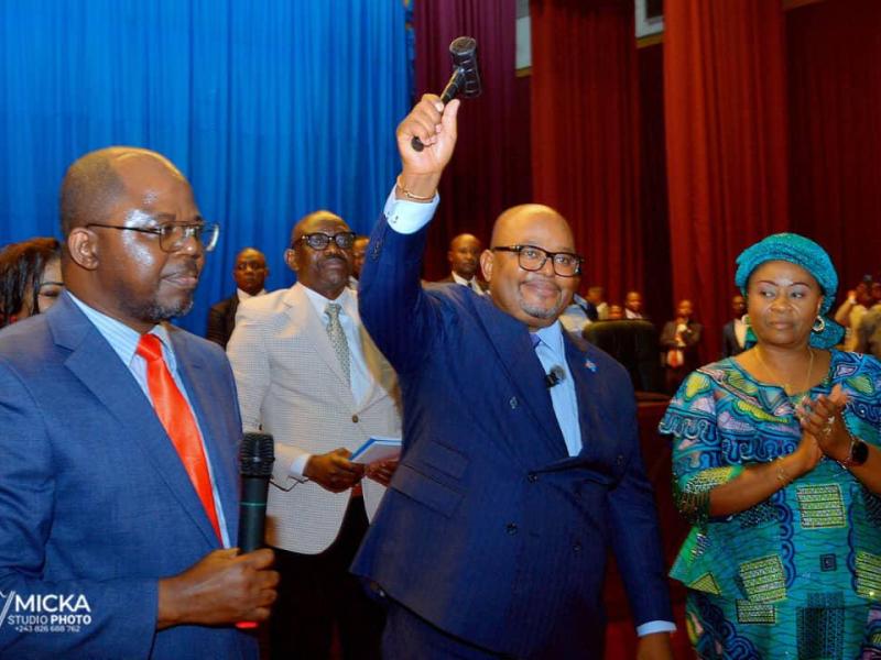 Aimé Boji Sangara, élu president de la chambre basse du parlement tenant le maillet