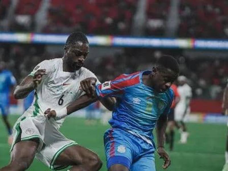 Le milieu du terrain Congolais Noah Sadiki en duel avec le défenseur Nigérian Ajayi. [Photo d'illustration]