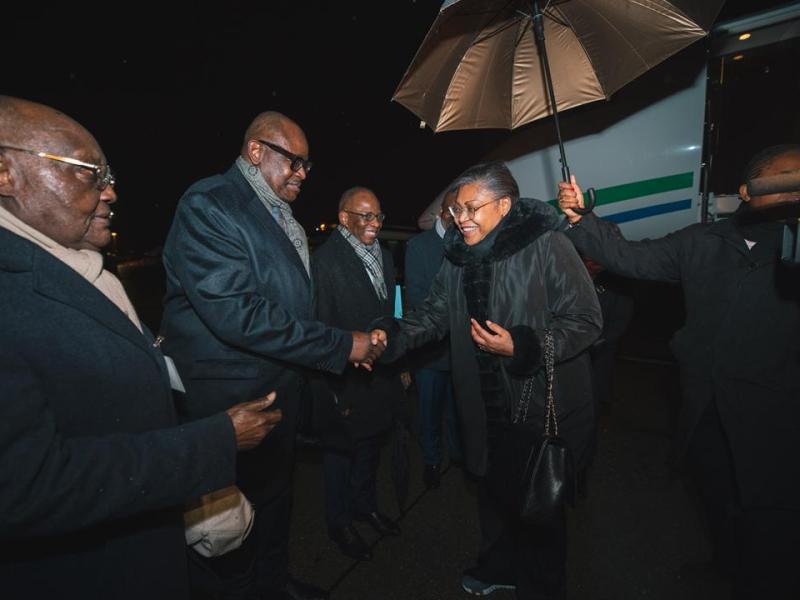 La Première Ministre Judith Suminwa accueillie, à descente d'avion, par Symphorien Mutombo Bakafwasenda, Ambassadeur de la RDC, à Berne, et Paul Empole Efambe, Représentant permanent de la RDC auprès de l’Office des Nations Unies à Genève