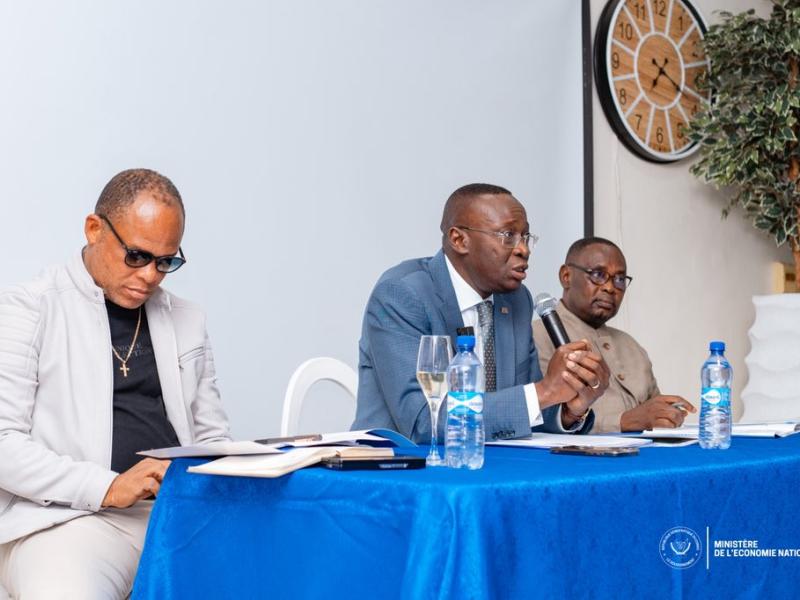 Le VPM Daniel Mukoko Samba échange avec les élus de la Mongala et du Sud-Ubangi après sa mission économique dans le Grand Équateur