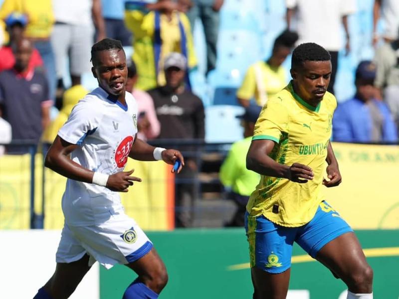 Un joueur de Lupopo et celui de Mamelodi Sundowns au stade de Pretoria