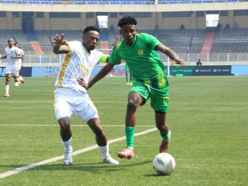 Un joueur de Maniema Union en duel avec celui d’Azam