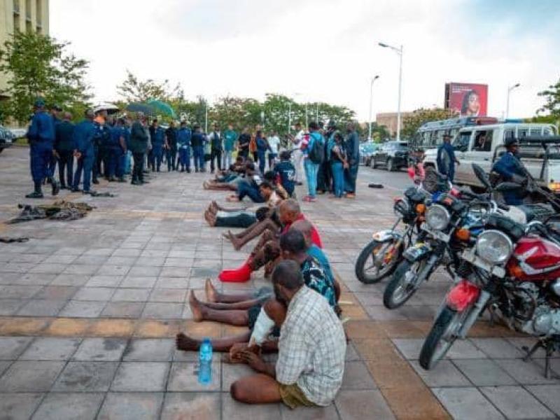 19 présumés braqueurs présentés au VPM de l’Intérieur et Sécurité à Kinshasa