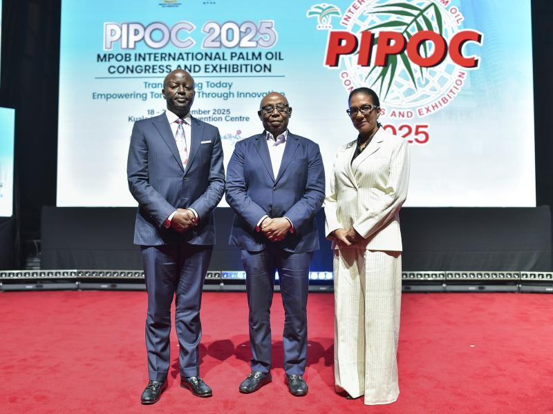 Madame Monique Gieskes, Directeur Général de PHC, aux côtés des actionnaires Wale Adeosun (au centre) et Shaka Kariuki (à gauche), posent pour une photo lors de la cérémonie d’ouverture du Congrès et Exposition International de l’Huile de Palme (PIPOC), organisé par le MPOB à Kuala Lumpur, en Malaisie.