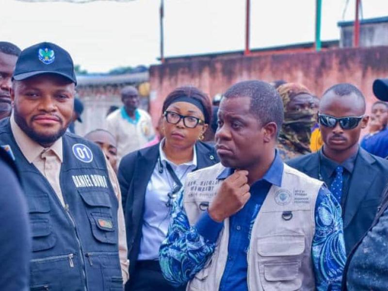 Le gouverneur de la ville de Kinshasa Daniel Bumba et le député provincial Nicolas Wemakoy, lors d'une visite d'inspection des chantiers, samedi 22 novembre 2025