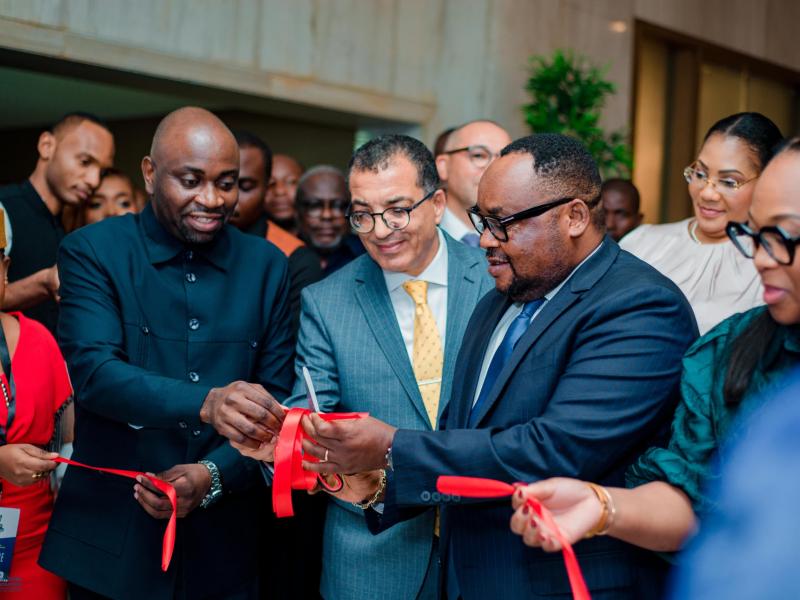 Coupure du ruban symbolique par le ministre du Tourisme, Didier Manzenga, lors de la cérémonie marquant le lancement officiel du projet "Leopard Business Vilage"