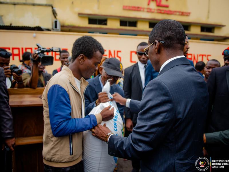Le Ministre délégué Eliezer Ntambwe Mposhi lors du lancement de la cantine populaire, mercredi 26 novembre 2025