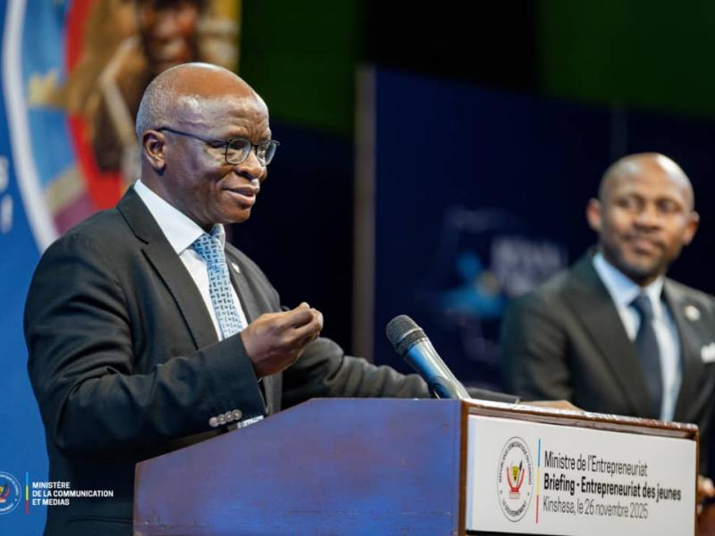 Le ministre Justin Kalumba et son collègue Patrick Muyaya lors d'un briefing presse au studio Maman Angebi de la RTNC