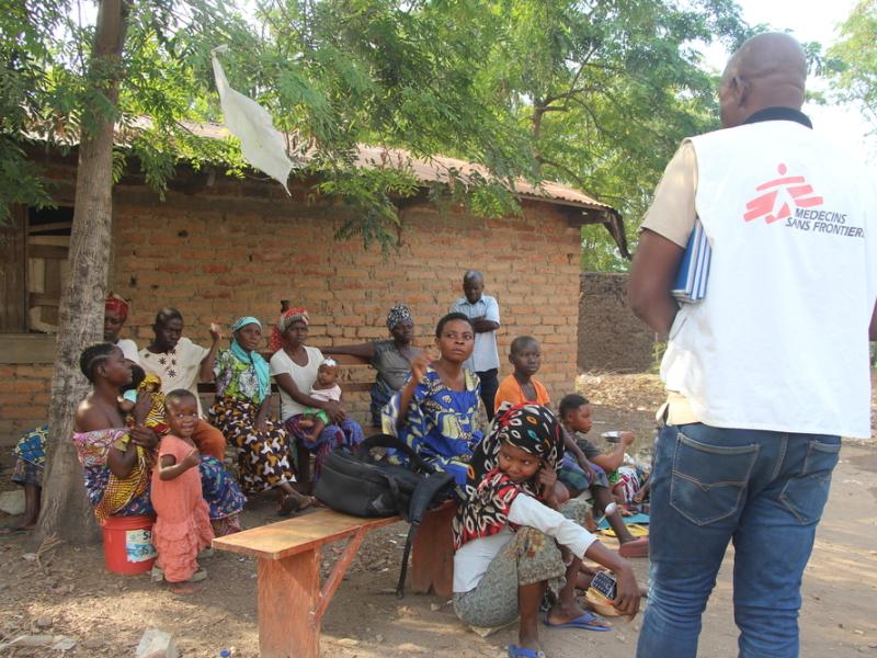 Un agent de MSF qui sensibilise les habitants à fizi [photo d'illustration]