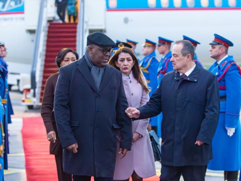 Accompagné de son épouse, le Président Félix Tshisekedi est accueilli par son homologue serbe, jeudi 27 novembre 2025