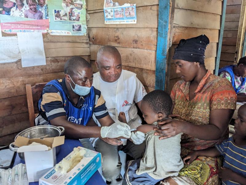 Un enfant en train de recevoir le vaccin contre la rougeole dans l'aire de santé de kihindo [photo d'illustration]