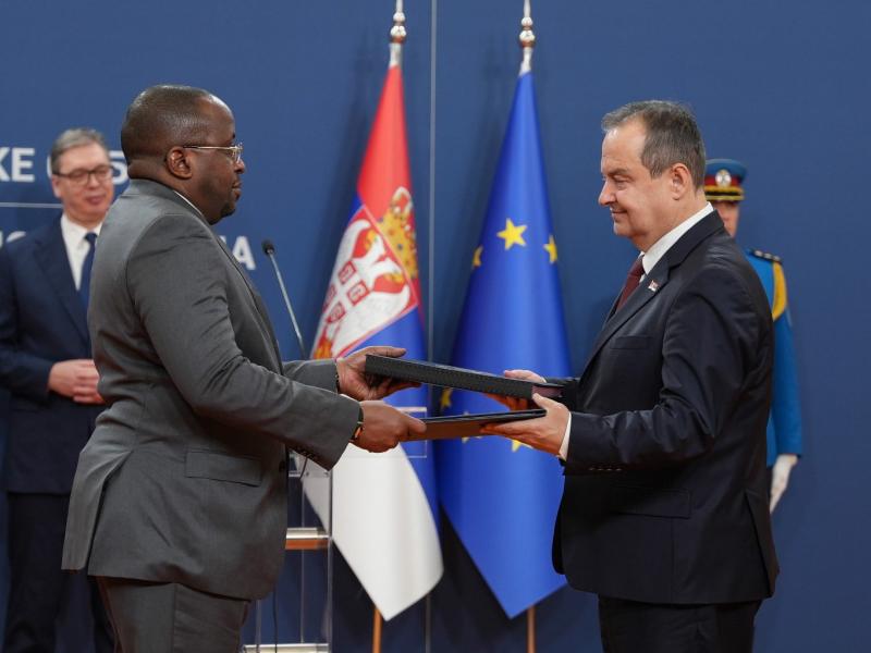 Le VPM Jacquemain Shabani et son homologue Serbe après la signature d’un accord sécuritaire à Belgrade