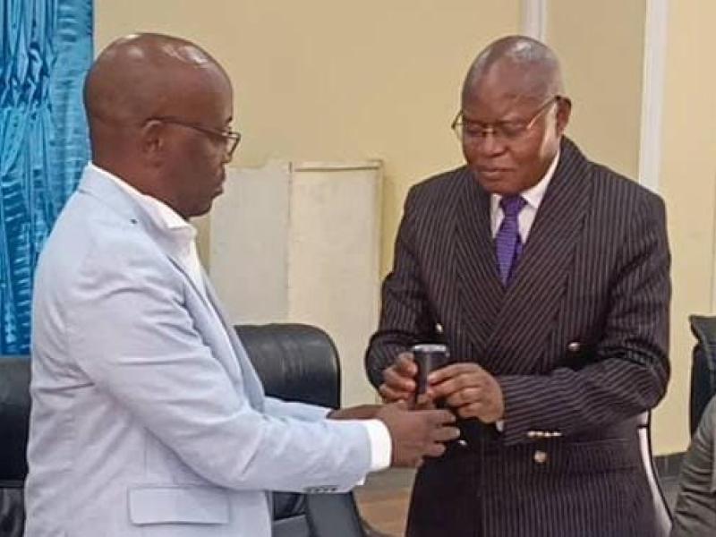 Le nouveau président de l'Assemblée provinciale du Kasaï Central, Guy Sabangu et le président bureau provisoire lors de la cérémonie de remise et reprise.