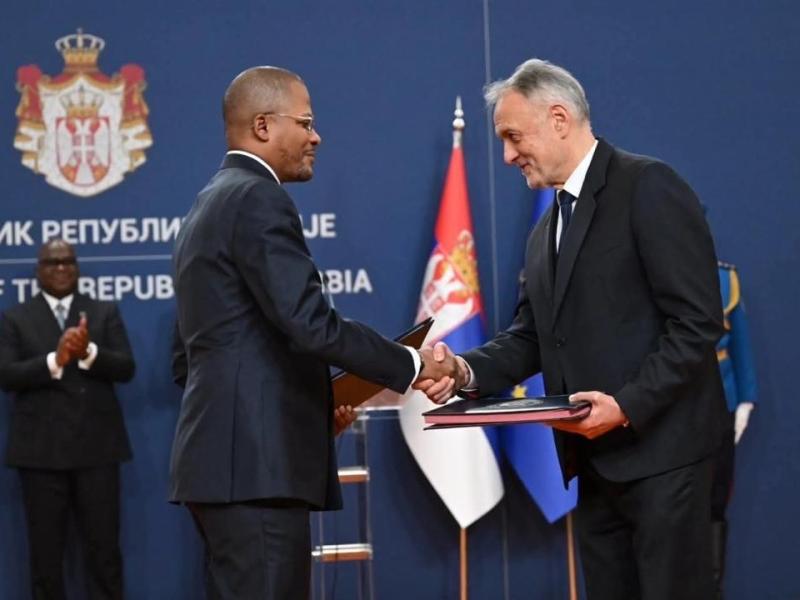 Le ministre Didier Budimbu et son homologue serbe Zoran Gajić après la signature d’un protocole d’accord sportif entre la RDC et la Serbie