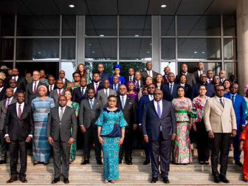 Photo de famille, Gouvernement Suminwa 2 