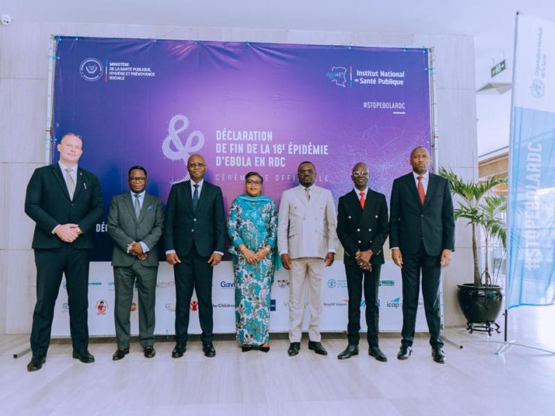 La Première ministre Judith Suminwa pose aux côtés du Ministre de la santé et de quelques partenaires de la santé, lors de la cérémonie de la fin de l'épidémie d' Ebola, ce lundi 19 novembre 2025