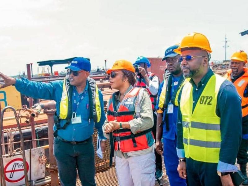 La ministre Acasia Bandubola lors de sa visite au siège d'exploitation de la SOCIR à Moanda.